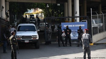 Funcionarios en la entrada del