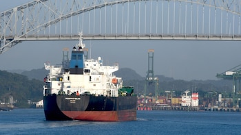 Al menos un muerto y cuatro heridos por el incendio de un camión cisterna en el Puente de las Américas en Panamá