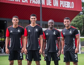 Omar Bertel entrenando con los