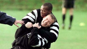 Tino Asprilla y Alan Shearer, cuando eran compañeros en Inglaterra - crédito Newcastle United