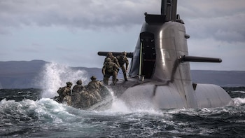 El ejercicio militar de los ‘Boinas Verdes’ británicos en el que emergen de las profundidades del Atlántico a bordo de un submarino alemán