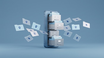 Un teléfono móvil vertical con cuatro cajones metálicos abiertos de los que emergen carpetas flotantes con iconos de cursores y ubicaciones.