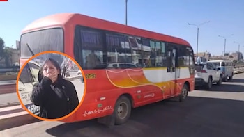 Una mujer con la mano sobre la boca en un círculo naranja superpuesto a un microbús rojo y blanco detenido en una calle soleada