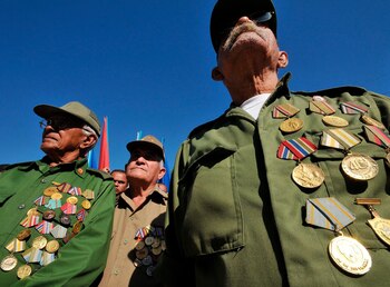 Veteranos del Ejército Rebelde reeditan la entrada de Fidel Castro hace 50 años al poblado de El Cotorro en La Habana (Cuba), luego del triunfo de la Revolución Cubana. EFE/Alejandro Ernesto/Archivo
