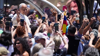 León XIV se dirige ya a la misa multitudinaria de Gran Canaria, previo recorrido con papamóvil en los alrededores