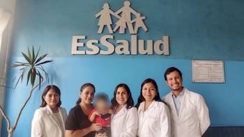 El equipo multidisciplinario llevó a cabo una intervención de alta precisión para eliminar la obstrucción y restablecer el tránsito intestinal - Créditos: Essalud.