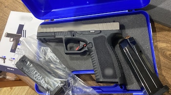 Una pistola Bersa calibre 9 milímetros en su estuche, encontrada en los operativos