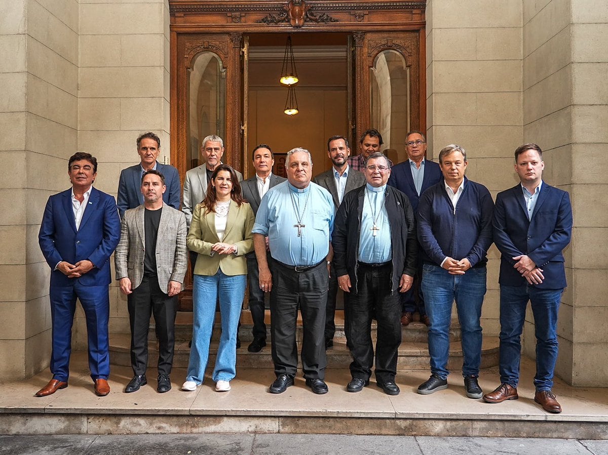 Marcelo Colombo, presidente del Episcopado Argentino, junto a intendentes
