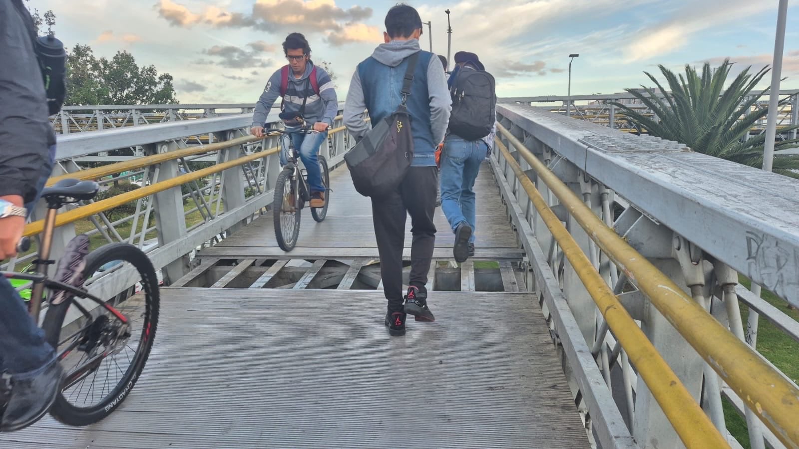 Los puentes peatonales del Portal El Dorado en Bogotá quedaron bajo revisión por la falta de láminas metálicas en el piso de acceso a TransMilenio sobre la calle 26 - crédito @ABarriosBernal / X