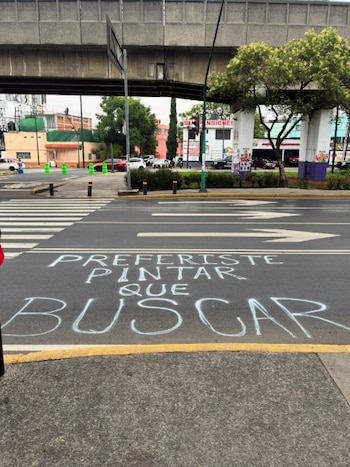 El colectivo de búsqueda pusieron fichas de búsqueda en las úertas 6 y 7 paa exigir mayor presupuesto para ayudar en la búsqueda de sus desaparecidos Foto: Facebook Paste up Morras