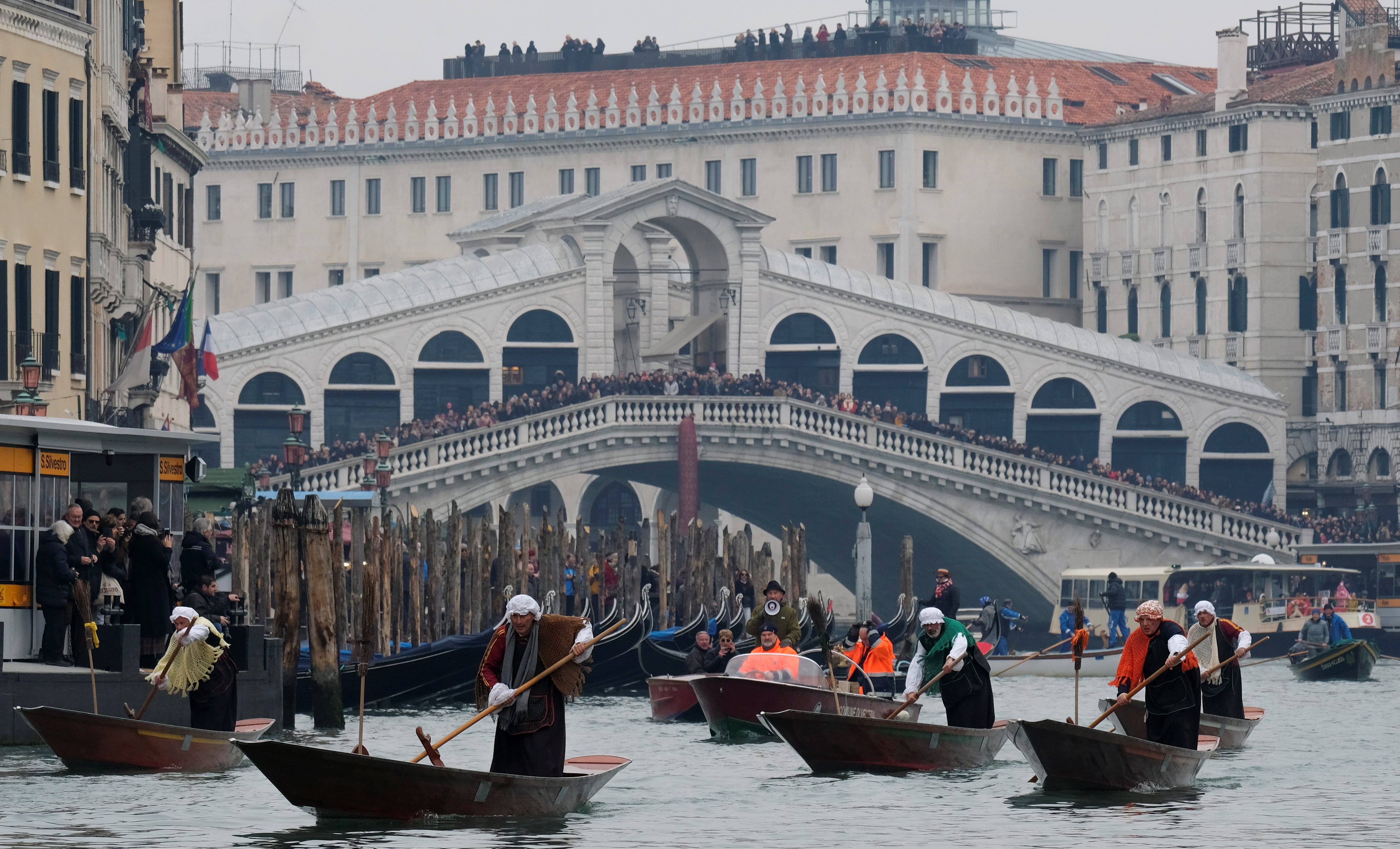 La Befana, la bruja buena italiana, reparte dulces o carbón para cerrar la Navidad, acompañada de productos especiales y encuentros familiares - (REUTERS/Manuel Silvestri)