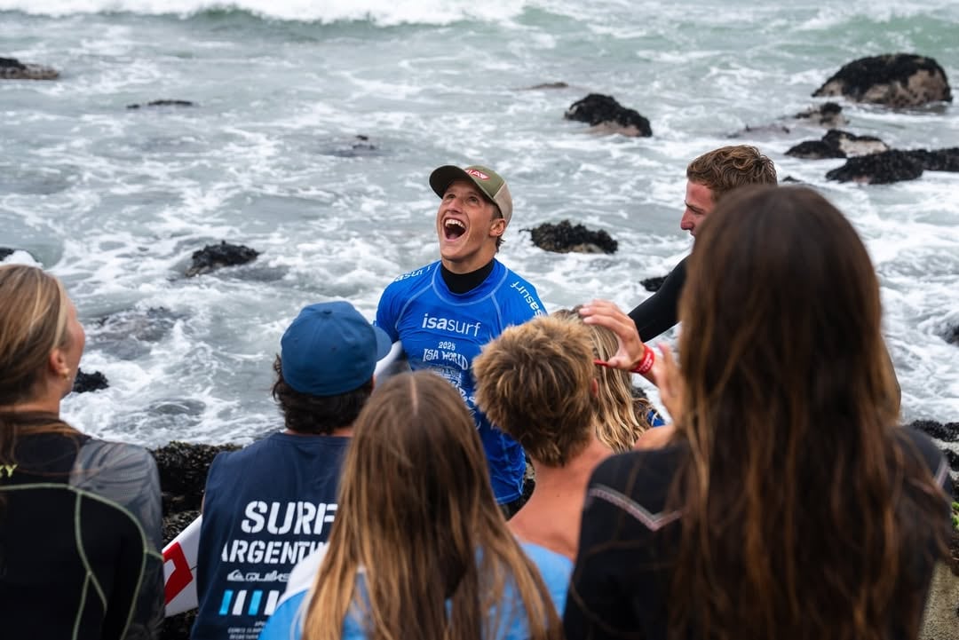 Thiago Passeri sueña con afianzarse en el circuito internacional de surf y clasificarse a los Juegos Olímpicos de Los Ángeles 2028