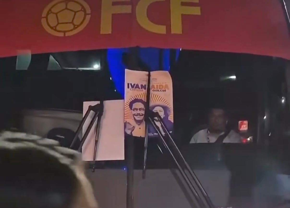 El bus de la Selección Colombia quedó atrapado en medio de las protestas este lunes primero de junio en Bogotá por parte de simpatizantes al candidato Iván Cepeda. (Captura de video de @thesithobito - vía X)