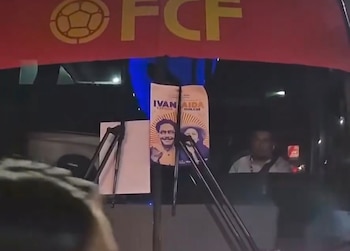 El bus de la Selección Colombia quedó atrapado en medio de las protestas este lunes primero de junio en Bogotá por parte de simpatizantes al candidato Iván Cepeda.
