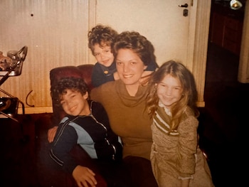 Susana con sus tres hijos: