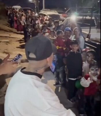 Santa Fe Klan regaló dinero