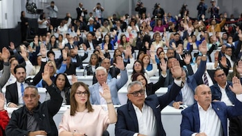 Los legisladores sesionaron en un centro de exposiciones en Caracas por los daños en el recinto parlamentario (@delcyrodriguezv)