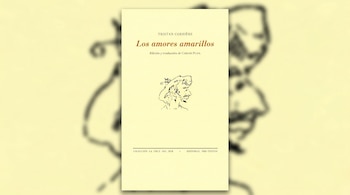 Vista horizontal de la portada del libro 'Los amores amarillos' de Tristan Corbière, centrada sobre un fondo difuminado que replica su diseño amarillento y una ilustración de perfil.