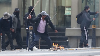Bolivia ordenó la captura de un líder sindical acusado de promover las protestas violentas que paralizan La Paz