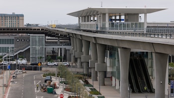 El tren de LAX vuelve a retrasarse: ahora podría comenzar a operar en febrero de 2027 tras nuevas fallas durante las pruebas