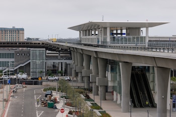 La ley SB 79 en California entrará en vigor en julio de 2026 y obligará a permitir edificios de hasta nueve pisos cerca de estaciones de tren y corredores de autobús rápido (REUTERS/Mike Blake)