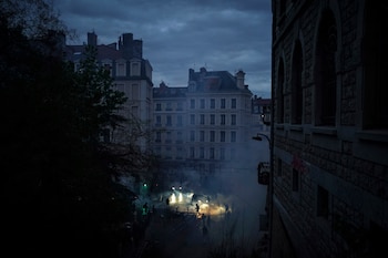 Manifestantes corren en medio de