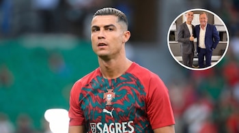 Cristiano Ronaldo viste una camiseta deportiva de Portugal y en un recuadro circular superior aparece junto a Piers Morgan usando traje.