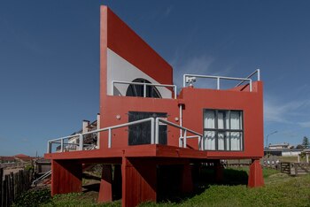 Clorindo Testa dejó su sello con esta casa llamativa frente al mar (Diego Medina)