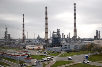 La caída del petróleo se vinculó con la posible recuperación de al menos la mitad de la capacidad del oleoducto Este-Oeste, afectado por ataques con drones. (EFE/TATYANA ZENKOVICH)