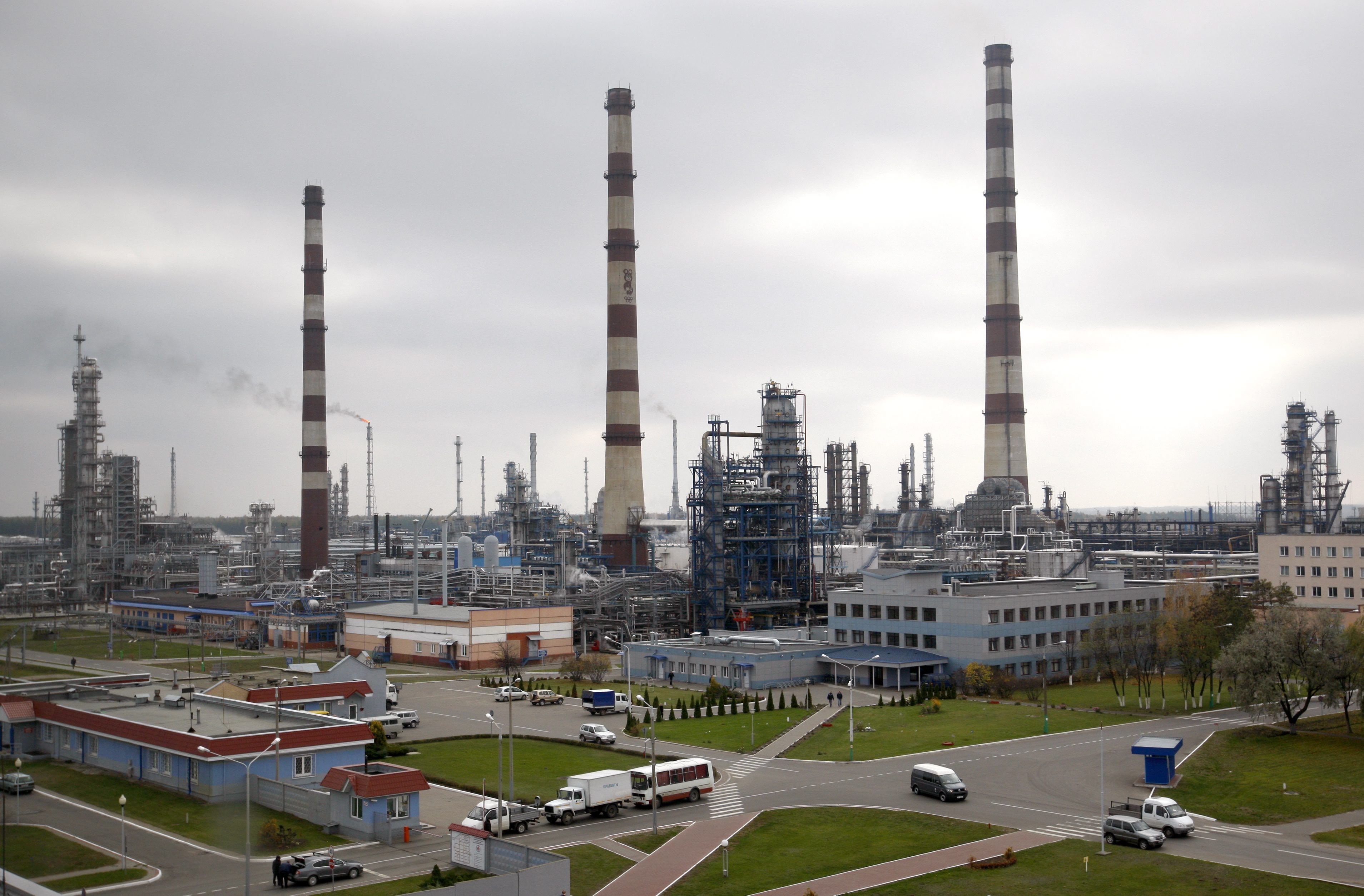 La caída del petróleo se vinculó con la posible recuperación de al menos la mitad de la capacidad del oleoducto Este-Oeste, afectado por ataques con drones. (EFE/TATYANA ZENKOVICH)