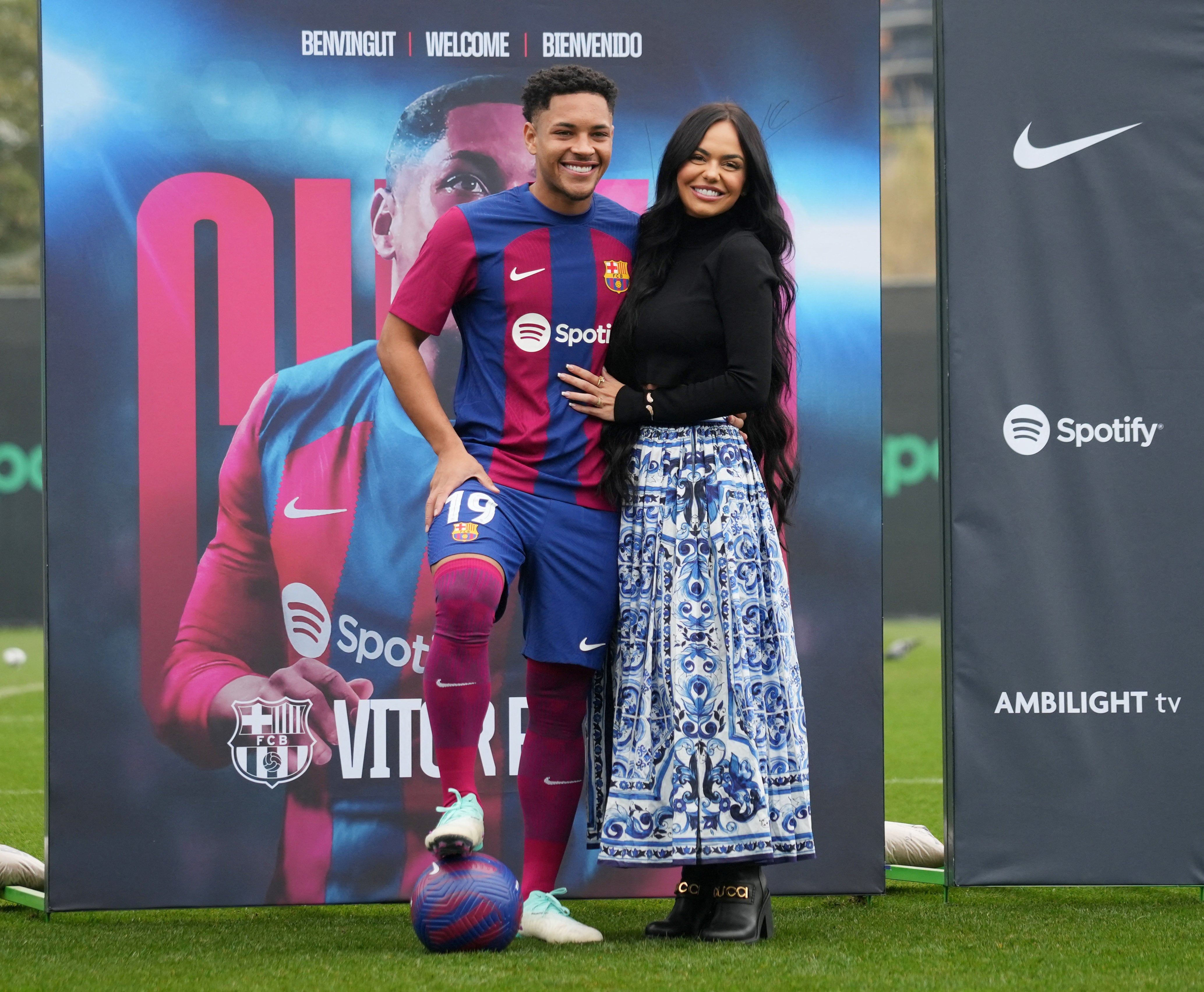 Vitor Roque y su ex pareja, Dayana Lins, durante la presentación del jugador brasileño en el Barcelona (REUTERS/Bruna Casas)