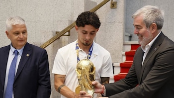Yéremy Pino regresa a casa como campeón del mundo y recibe un emotivo homenaje en Canarias