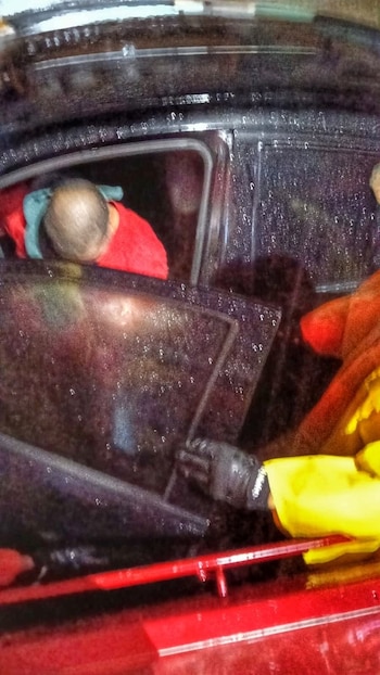 Cuerpo de Bomberos realizó el rescate de un conductor que quedó atrapado por la corriente mientras se desplazaba sobre la 25.ª Calle Poniente, en Santa Ana (Cortesía @BomberosSV).