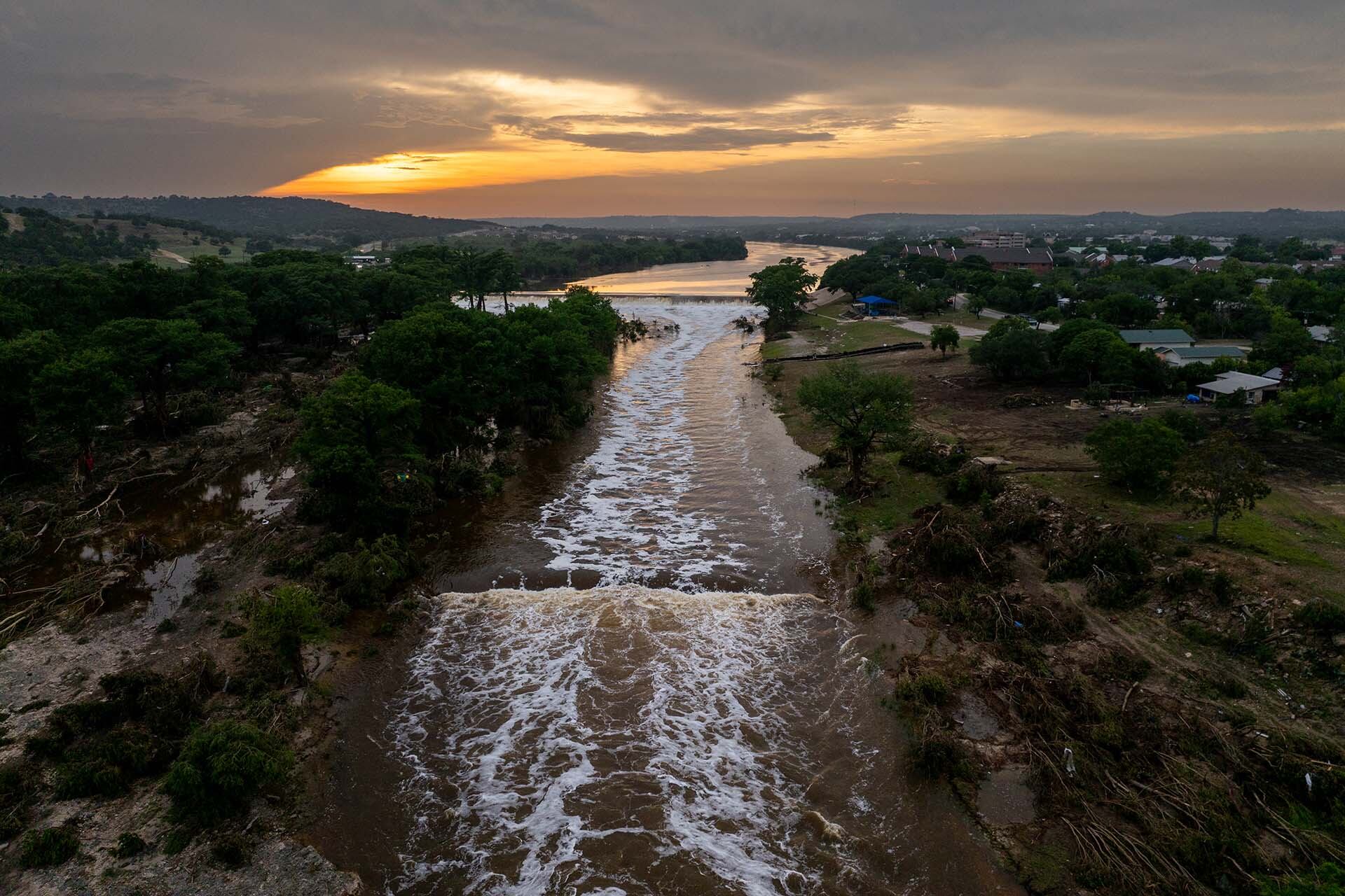 El nivel del Lago Travis subió 6 metros en cuatro días tras intensas lluvias en Texas. (Brandon Bell/Getty Images/AFP)
