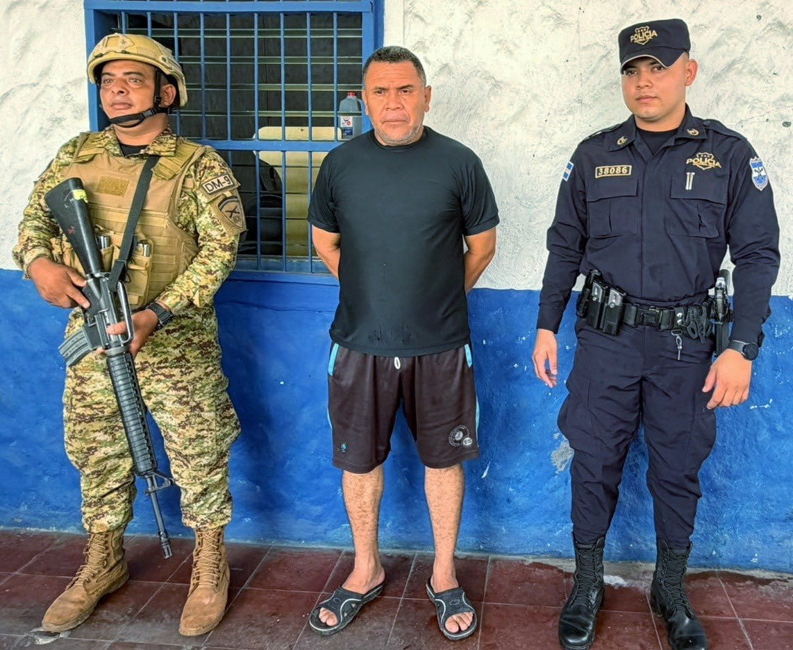 La institución policial identificó a alias Chele como homeboy de la Mara Salvatrucha e informó que intentó ocultar sus tatuajes alusivos a la estructura. (Foto cortesía PNC)