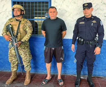 La institución policial identificó a alias Chele como homeboy de la Mara Salvatrucha e informó que intentó ocultar sus tatuajes alusivos a la estructura. (Foto cortesía PNC)
