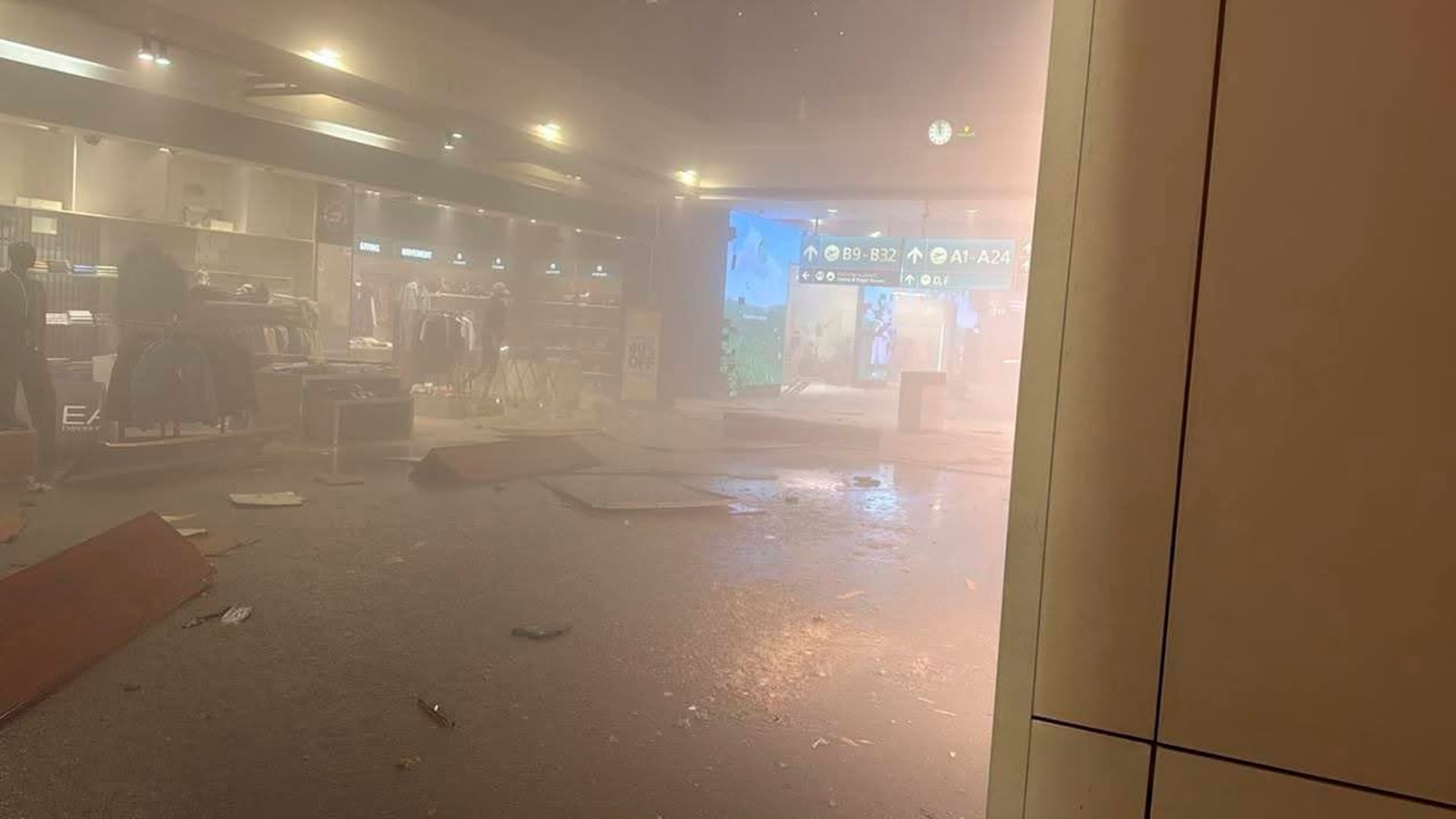 Irán lanzó ataques con drones contra los aeropuertos de Abu Dabi y Dubái: al menos un muerto y 11 heridos