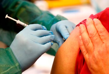 Una persona recibe la primera