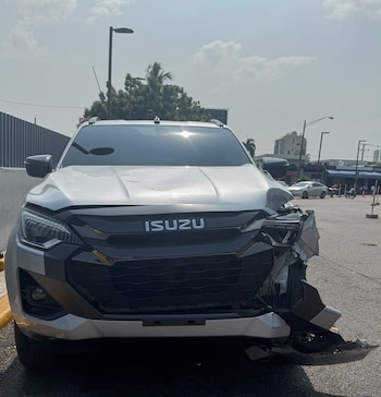 El sospechoso intentó escapar en una camioneta Isuzu D-Max y resultó herido en la pierna izquierda durante un intercambio de disparos con agentes policiales./ (Redes Diego Pesqueira)