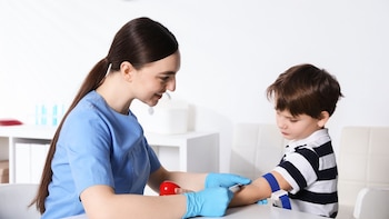 Una enfermera atiende a un niño.
