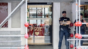 Agentes de la UCO salen de la sede del PSOE tras 12 horas recabando información del 'caso Leire Díez'