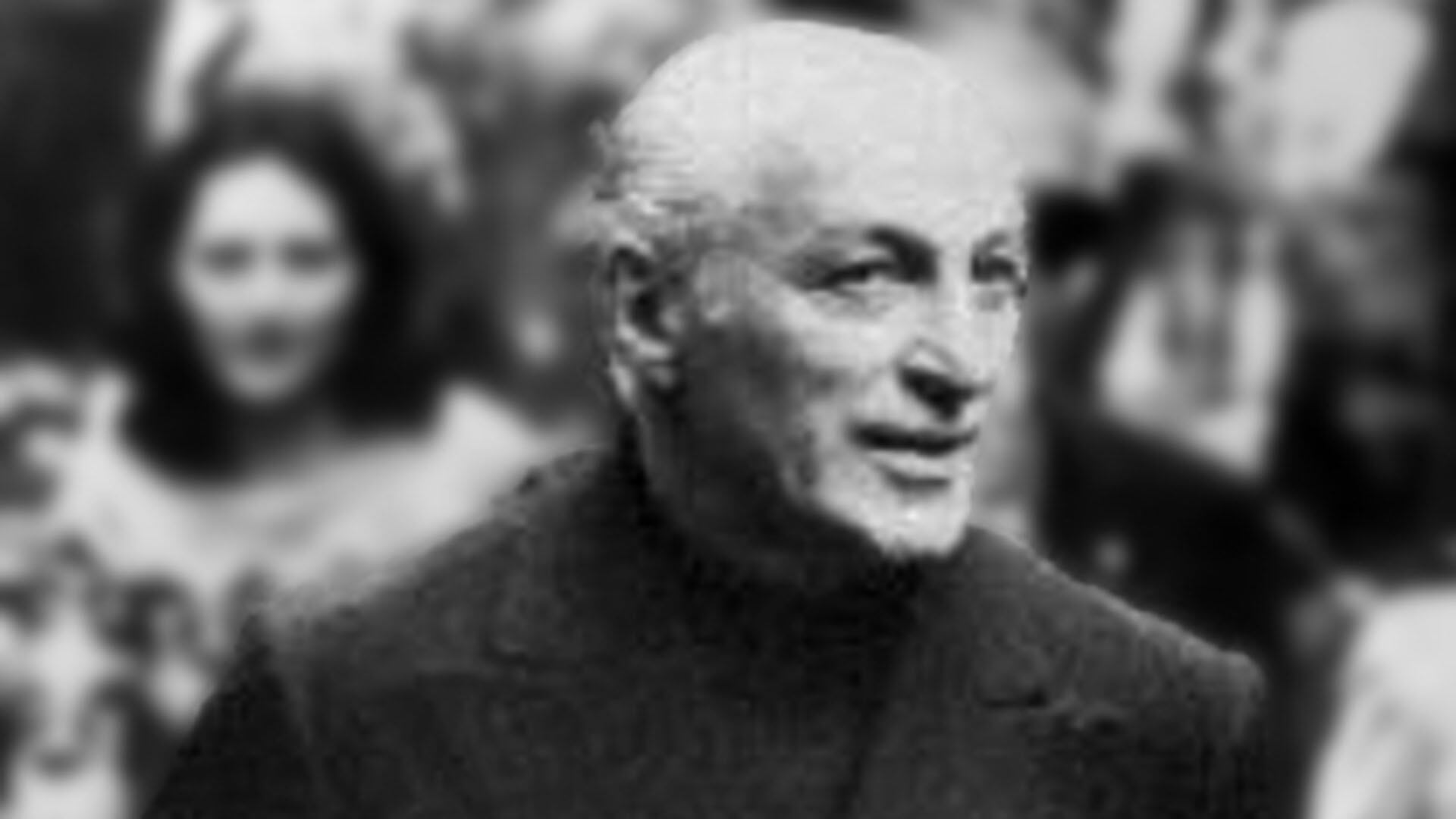 En 1975, con el país ardiendo, en medio de una crisis económica y social, se multiplicaron las denuncias contra López Rega que huyó diciendo que se iba a ser embajador a Europa. El 5 de marzo del año siguiente la Argentina pidió su extradición, la que se reiteraría en los años posteriores en los que