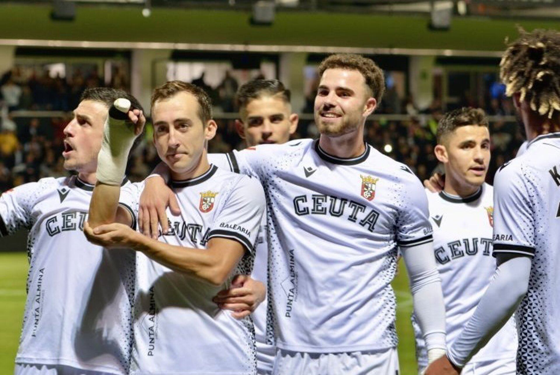El Ceuta impide el liderato del Almería de penalti