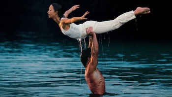 Patrick Swayze sufrió una lesión en la rodilla durante el rodaje e intentó ocultarla para destacarse en su rol como Johnny Castle, el seductor instructor de baile. Además, los actores estuvieron sumergidos durante horas en el helado río de Lake Lure, Carolina del Norte, para la toma perfecta