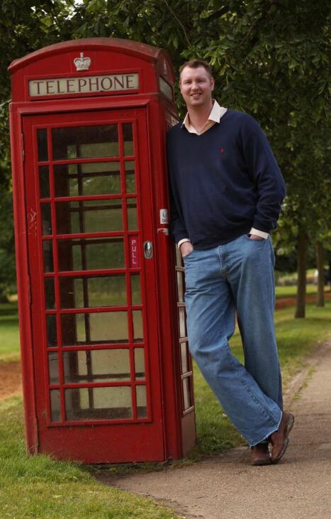 Neil Fingleton junto a una cabina telefónica en Reino Unido.
