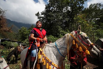 Odilia Pablo participa en la "Carrera de las Ánimas" o "Juego del Gallo" en Todos Santos, Guatemala. EFE/Esteban Biba