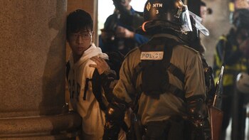 La Policía arresta a un manifestante (Philip FONG / AFP)