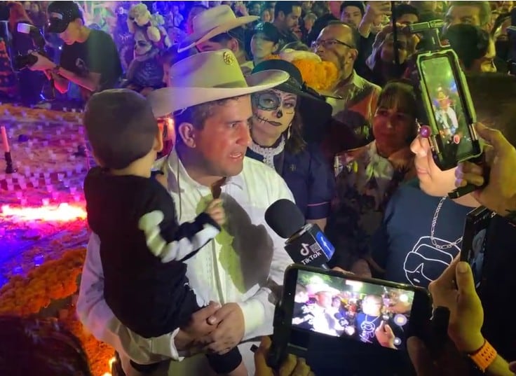 Carlos Manzo momentos antes de ser asesinado en el Festival de Velas en Uruapan, Michoacán. Foto: Facebook / Carlos Manzo