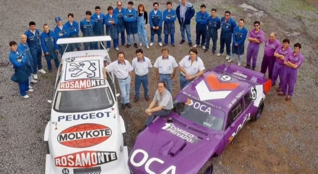 Juan María Traverso con el Peugeot 405 de TC 2000 y el Chevrolet de TC. Junto a él, Alberto Scarazzini, Jorge Pedersoli y Alberto Canapino, baluartes de un dream team que cambió la historia. La foto fue tomada en el taller de Canapino en Arrecifes (Crédito: Gentileza Oscar Mosteirin)