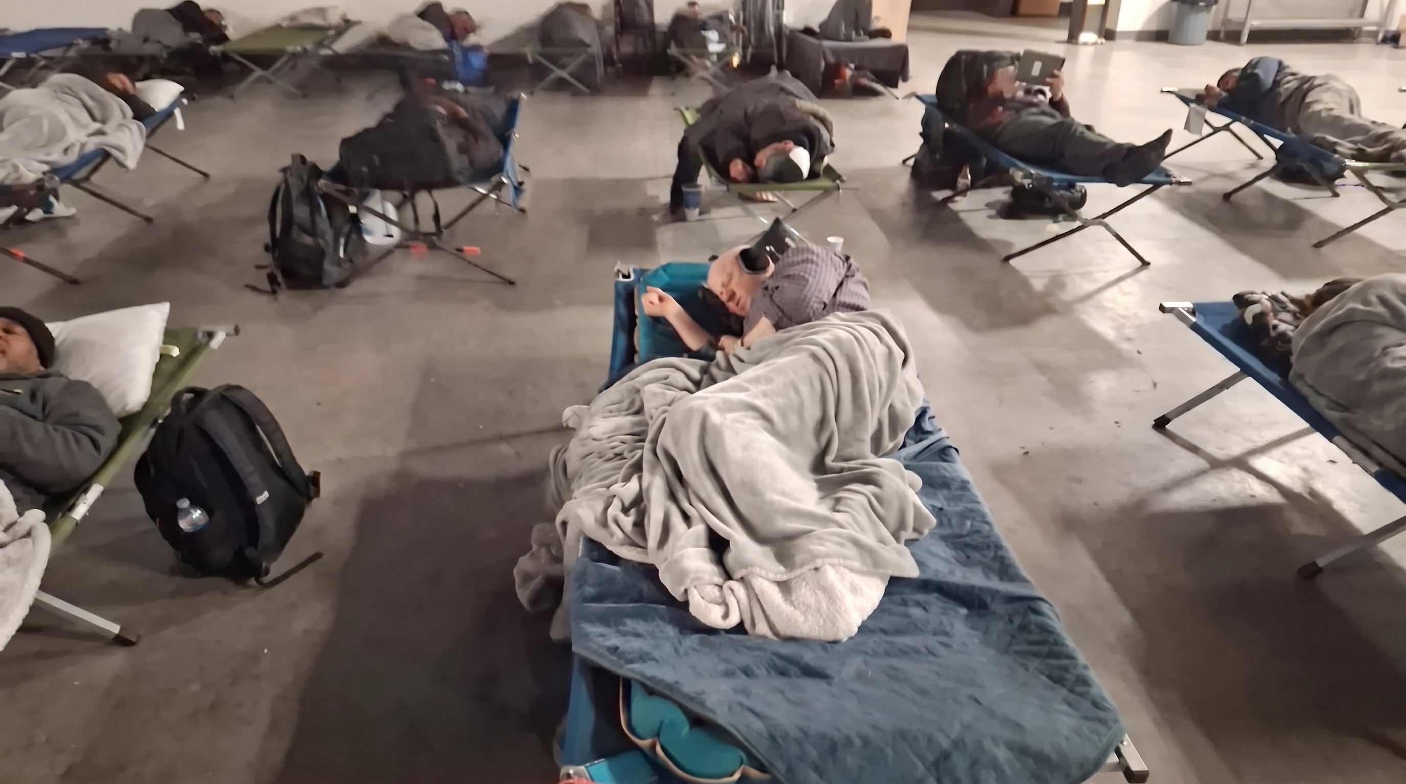 El alcalde de Aurora, Mike Coffman, pasa las noches de los viernes en un refugio para personas sin hogar desde febrero de 2024 para supervisar el sistema municipal de vivienda transitoria (FB: Mike Coffman)